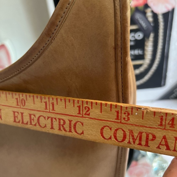 are Vintage 1475 tan leather shoulder bag - Picture 11 of 14